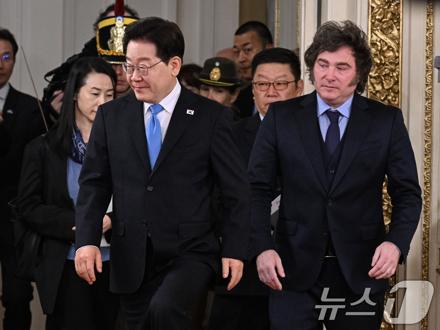 (부에노스아이레스(아르헨티나)=뉴스1) 허경 기자 = 이재명 대통령과 하비에르 밀레이 아르헨티나 대통령이 이재명 대통령이 31일(현지시간) 부에노스아이레스 대통령궁에서 기념촬영을 …