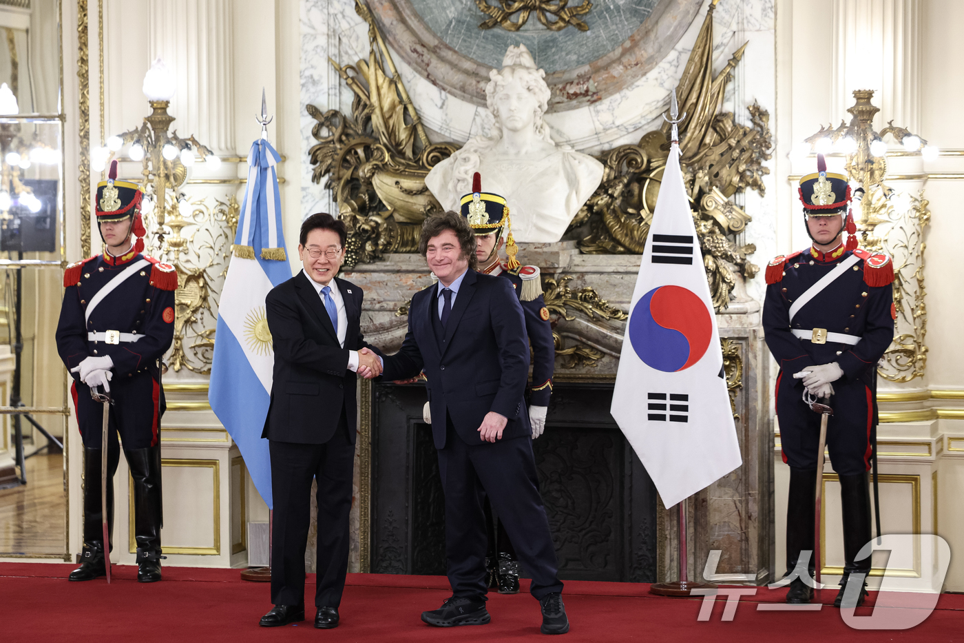 (부에노스아이레스(아르헨티나)=뉴스1) 허경 기자 = 이재명 대통령과 하비에르 밀레이 아르헨티나 대통령이 이재명 대통령이 31일(현지시간) 부에노스아이레스 대통령궁에서 악수를 하고 …
