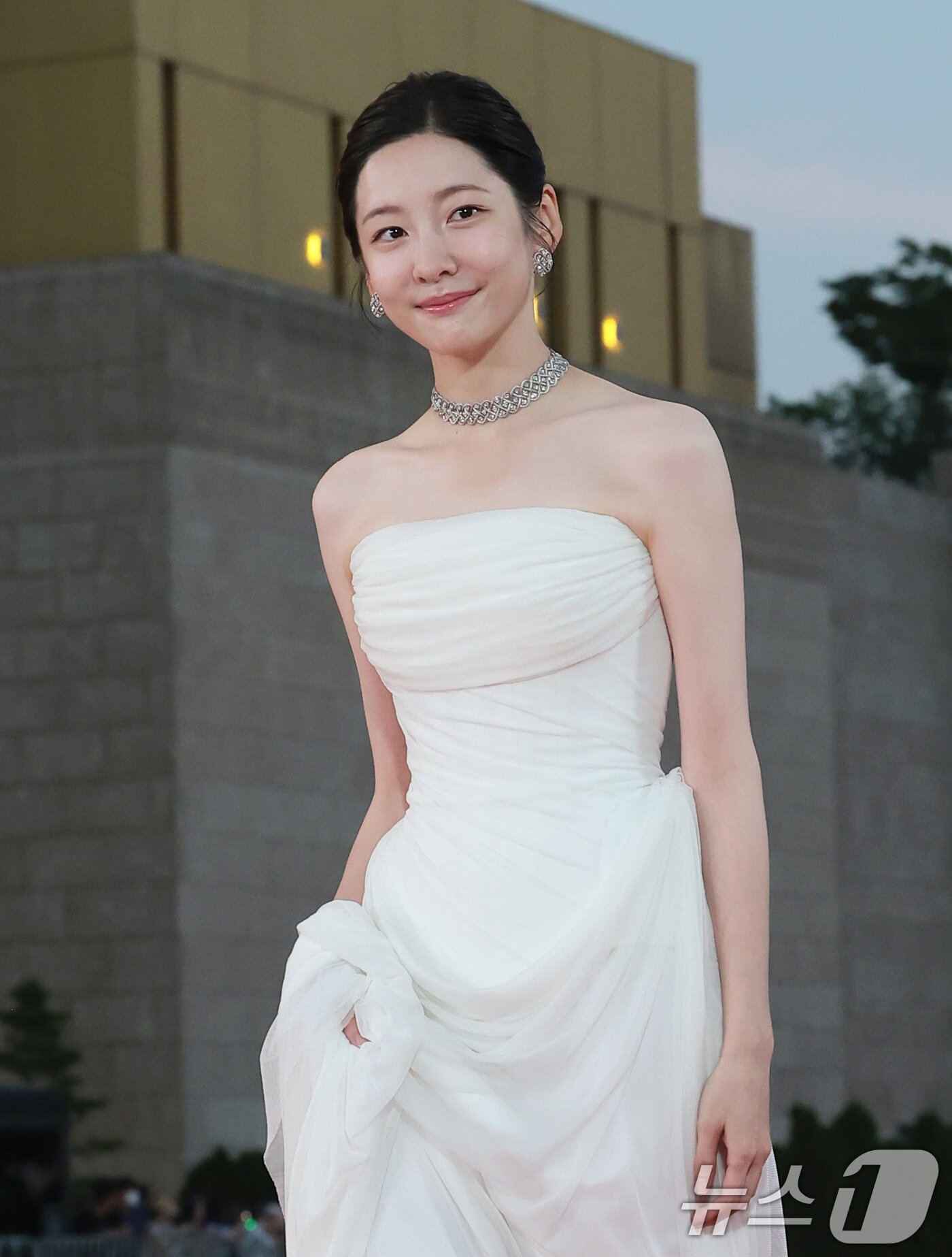 박지현, 자체발광