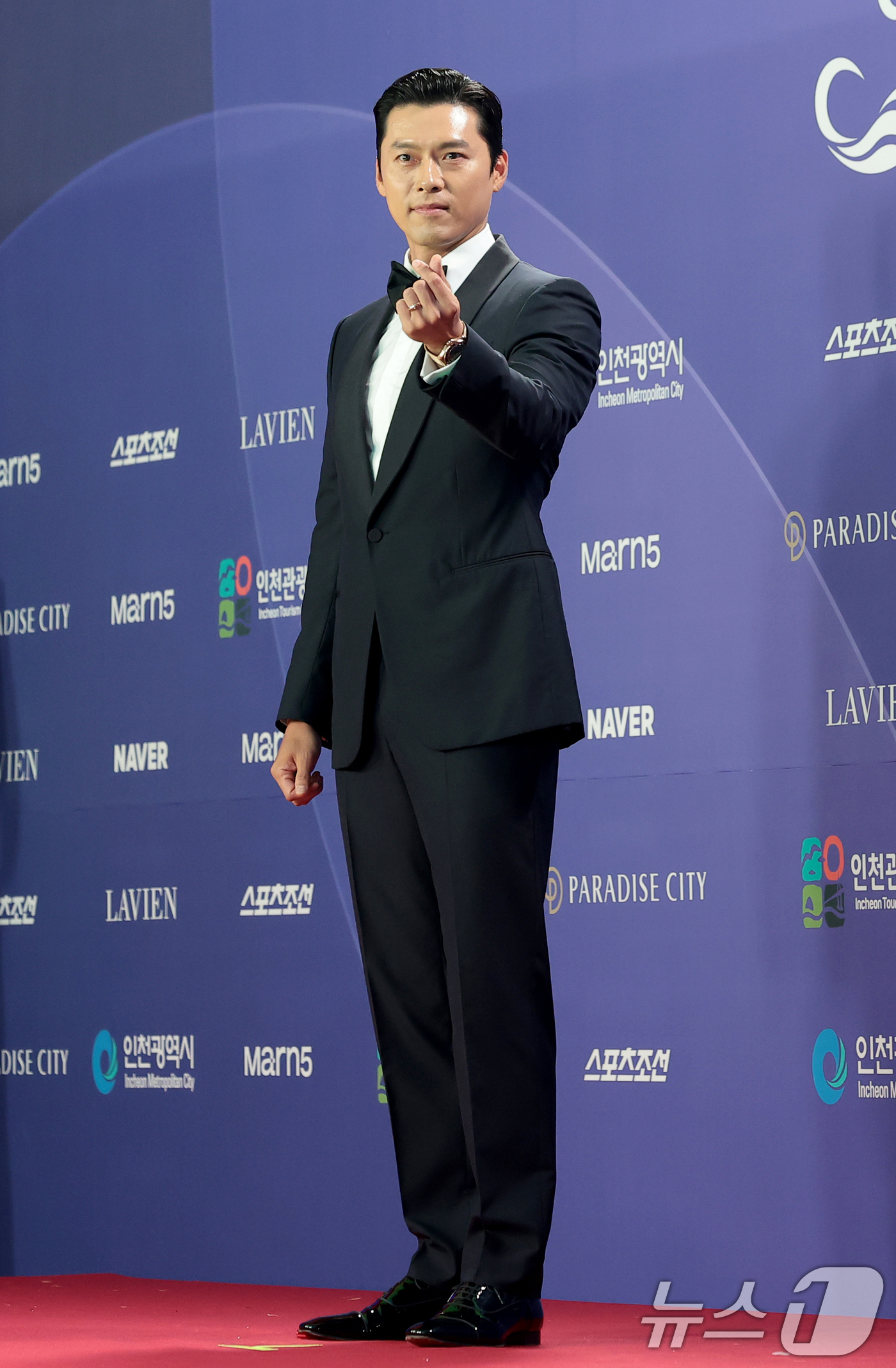 (인천=뉴스1) 권현진 기자 = 배우 현빈이 31일 인천 중구 파라다이스시티에서 열린 ‘제5회 청룡시리즈어워즈’ 레드카펫 행사에 참석해 포즈를 취하고 있다. 2026.7.31/뉴스 …