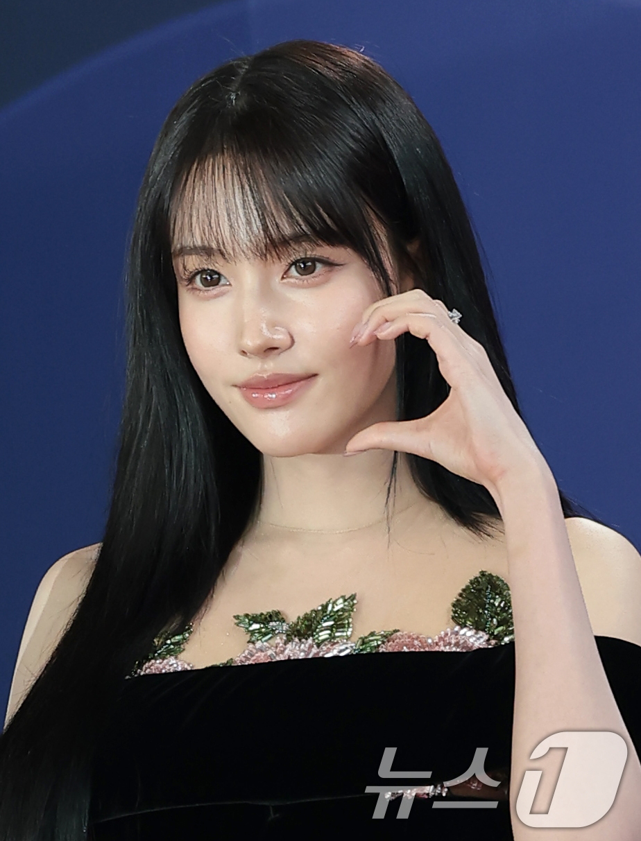 (인천=뉴스1) 권현진 기자 = 스테이씨 윤이 31일 인천 중구 파라다이스시티에서 열린 ‘제4회 청룡시리즈어워즈’에 레드카펫 행사에 참석하고 있다. 2026.7.31/뉴스1