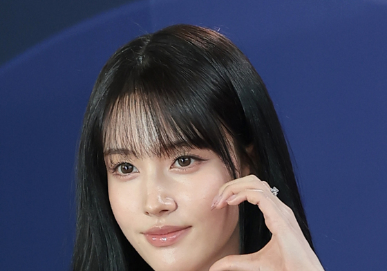 윤, 볼 하트 인사