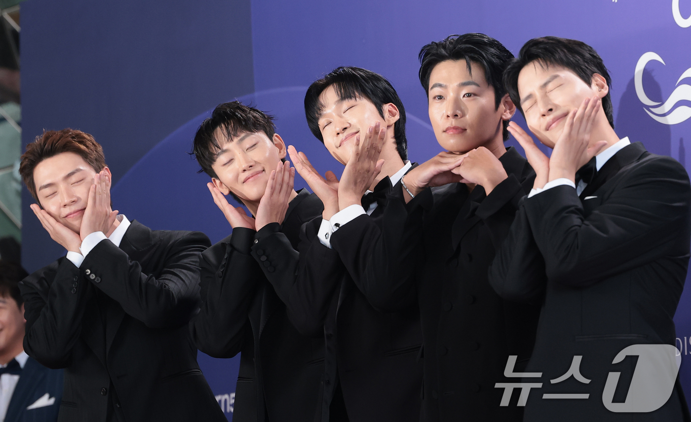 (인천=뉴스1) 권현진 기자 = 미각보이즈가 31일 인천 중구 파라다이스시티에서 열린 ‘제4회 청룡시리즈어워즈’에 레드카펫 행사에 참석해 포즈를 취하고 있다. 2026.7.31/뉴 …
