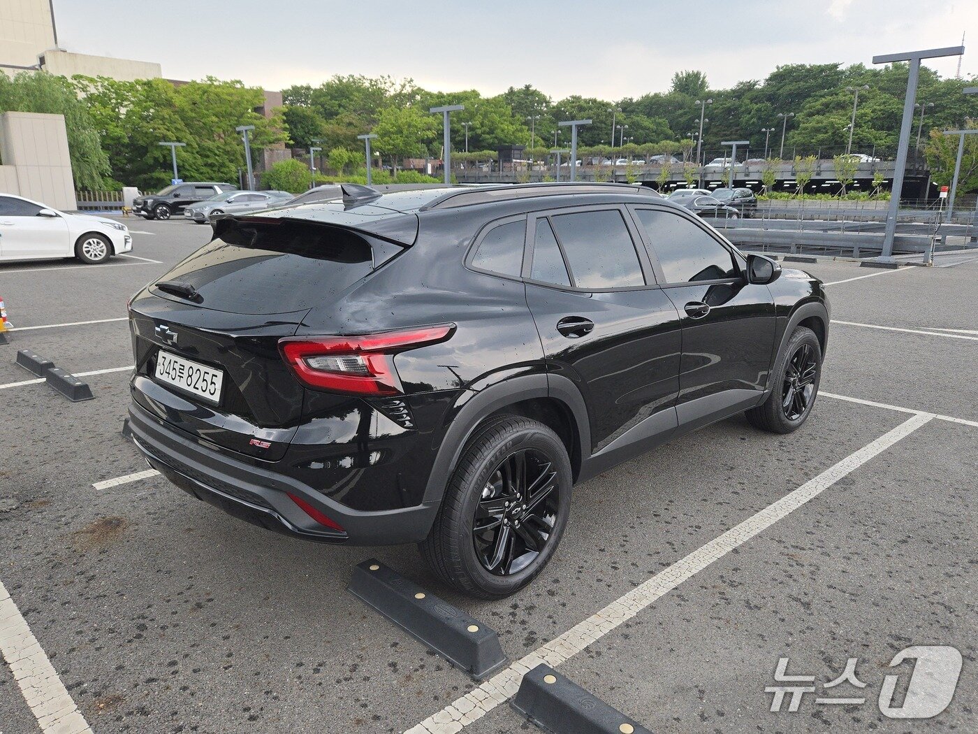 본문 이미지 - 한국GM이 생산하는 쉐보레 소형 SUV '트랙스 크로스오버' 2026년형 RS 트림 '미드나잇' 에디션의 후측면 모습. 2026.6.11/뉴스1 김성식 기자