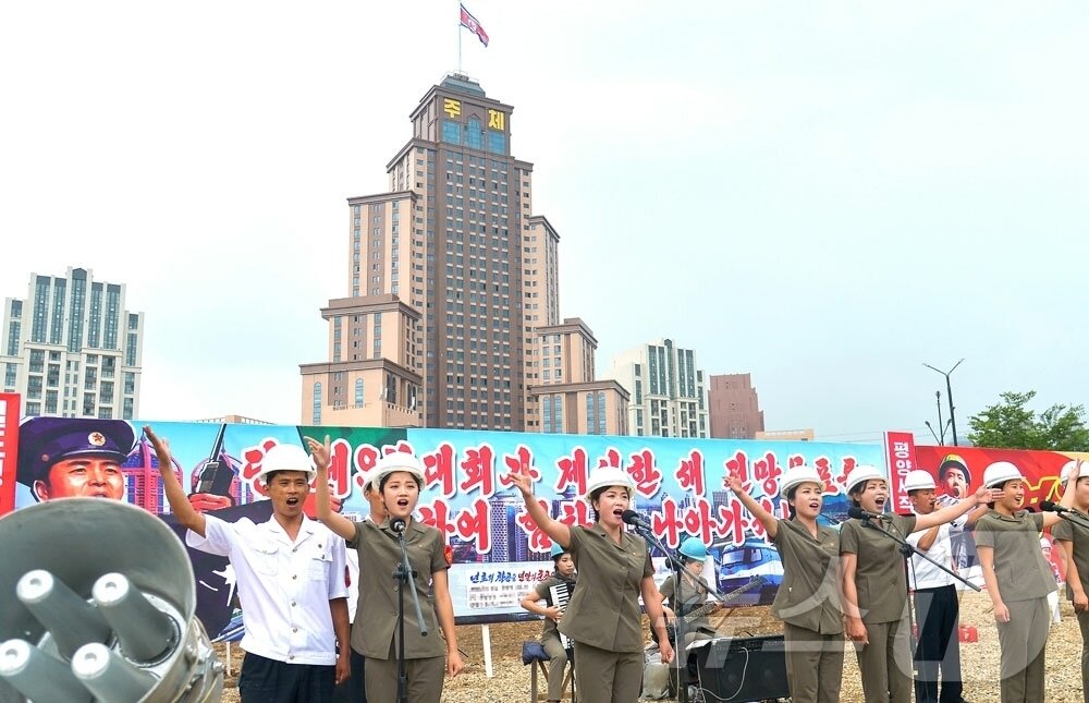 본문 이미지 - (평양 노동신문=뉴스1) = 북한 노동당 기관지 노동신문은 4일 "평양 화성지구 5단계 건설장에서 전날 평양시안의 직맹일군들과 초급선전일군들의 화선식 정치사업 및 직관선동경연이 진행됐다＂고 보도했다. 신문은 이들이 수도건설자들의 투쟁 기세를 북돋기 위해 노래와 합창, 직관선전물 게시 등 다양한 선전선동 활동을 벌였다고 전했다. [국내에서만 사용가능. 재배포 금지. DB 금지. For Use Only in the Republic of Korea. Redistribution Prohibited] rodongphoto@news1.kr