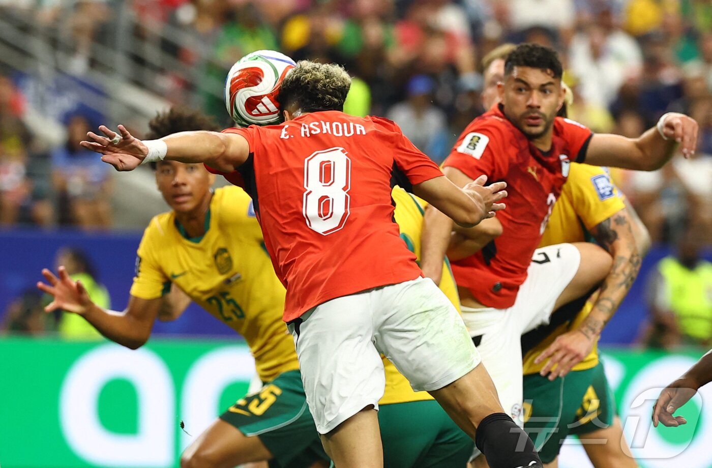 본문 이미지 - 이집트 이맘 아슈르(8번)가 4일(한국시간) 열린 2026 FIFA 북중미 월드컵 32강 호주전에서 전반 13분 선제골을 터뜨렸다. ⓒ 로이터=뉴스1