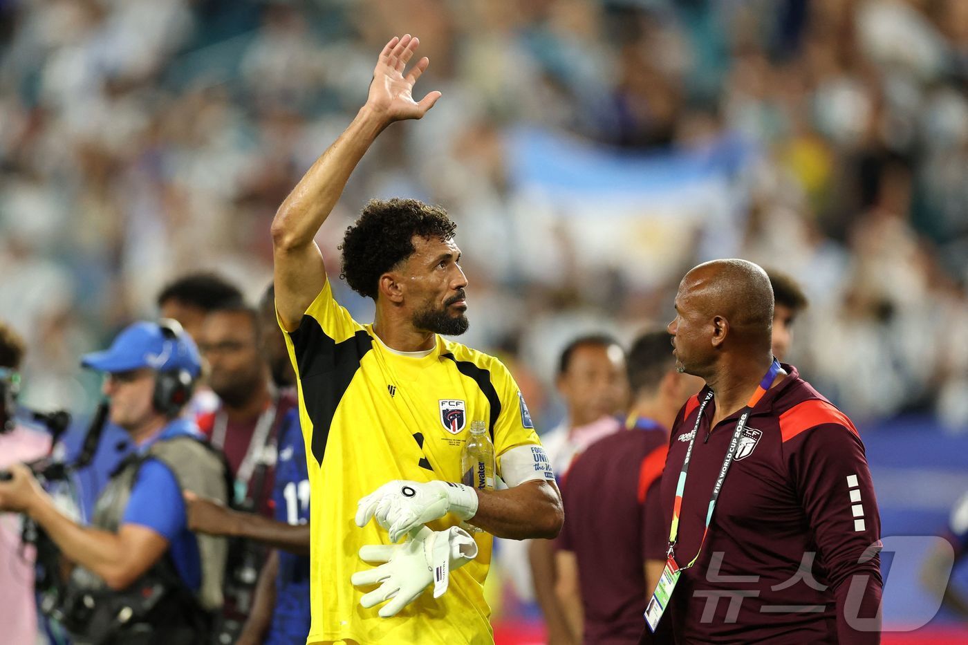 본문 이미지 - 카보베르데 골키퍼 보지냐가 4일(한국시간) 열린 2026 FIFA 북중미 월드컵 32강 아르헨티나전에서 신들린 선방을 펼쳤다. ⓒ AFP=뉴스1