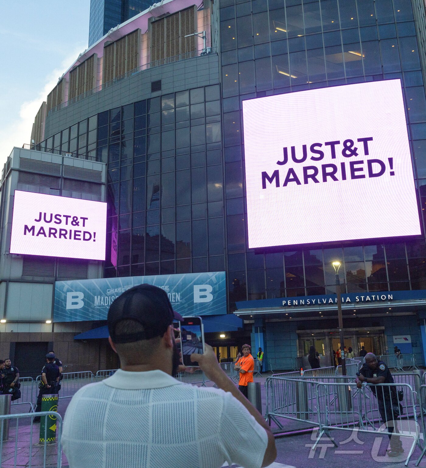 본문 이미지 - 테일러 스위프트와 트래비스 켈시가 3일(현지시간) 미국 뉴욕 메디슨 스퀘어 가든에서 결혼식을 올렸다. 2026.7.3. ⓒ 로이터=뉴스1
