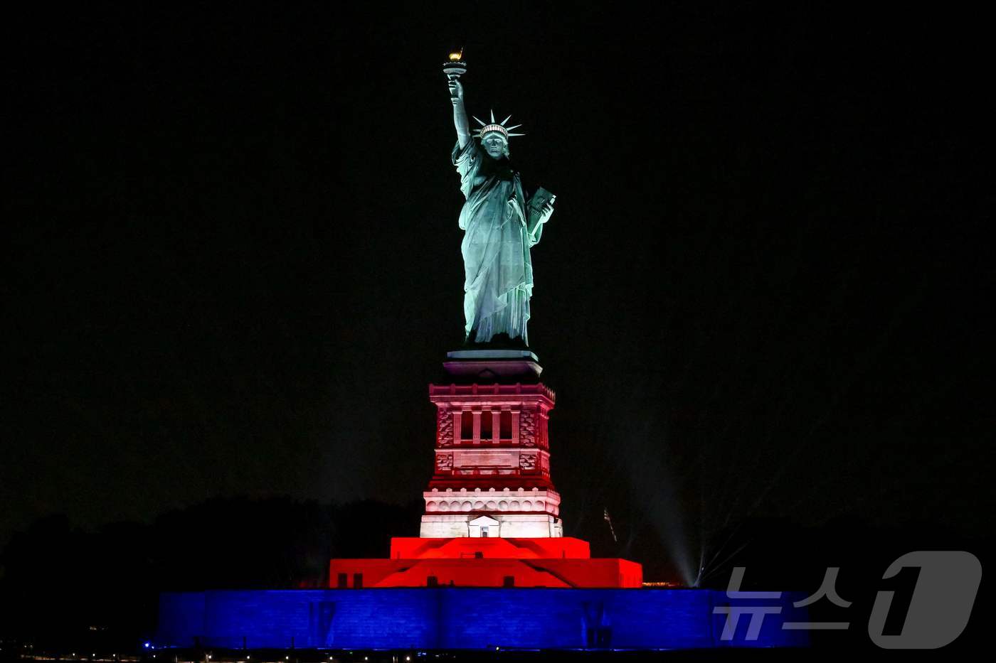(AFP=뉴스1) 구윤성 기자 = 지난 1일(현지시간) 미국 뉴욕 리버티 섬에서 미국의 독립 250주년을 기념하기 위해 열린 특별행사 ‘리버티 라이츠(Liberty Lights)’ …