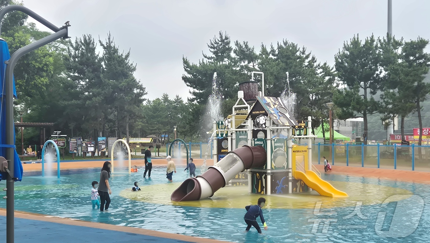 (부안=뉴스1) 강교현 기자 = 4일 전북 부안군 변산해수욕장 인근에 마련된 어린이풀장(물놀이터)에서 가족들이 물놀이를 즐기고 있다. 2026.7.4/뉴스1