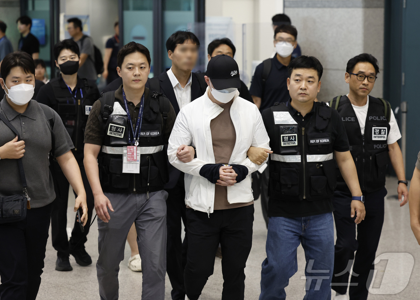 (인천공항=뉴스1) 박정호 기자 = 범죄단체를 조직해 총 5조 3,000억 원 규모의 불법 도박 사이트를 운영한 총책급 사범 2명이 아랍에미리트(UAE)에서 검거돼 4일 오전 인천 …