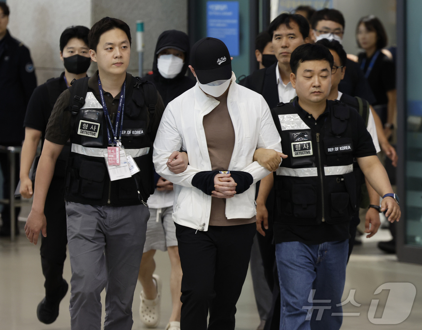 (인천공항=뉴스1) 박정호 기자 = 범죄단체를 조직해 총 5조 3,000억 원 규모의 불법 도박 사이트를 운영한 총책급 사범 2명이 아랍에미리트(UAE)에서 검거돼 4일 오전 인천 …