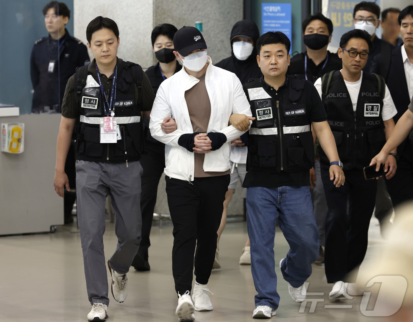 (인천공=뉴스1) 박정호 기자 = 범죄단체를 조직해 총 5조 3,000억 원 규모의 불법 도박 사이트를 운영한 총책급 사범 2명이 아랍에미리트(UAE)에서 검거돼 4일 오전 인천국 …