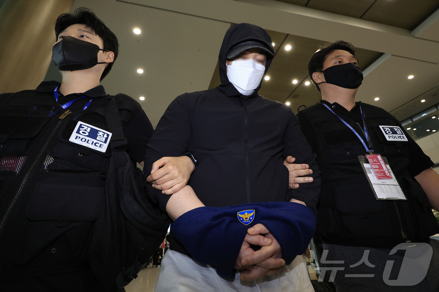(인천공항=뉴스1) 박정호 기자 = 범죄단체를 조직해 총 5조 3,000억 원 규모의 불법 도박 사이트를 운영한 총책급 사범이 아랍에미리트(UAE)에서 검거돼 4일 오전 인천국제공 …