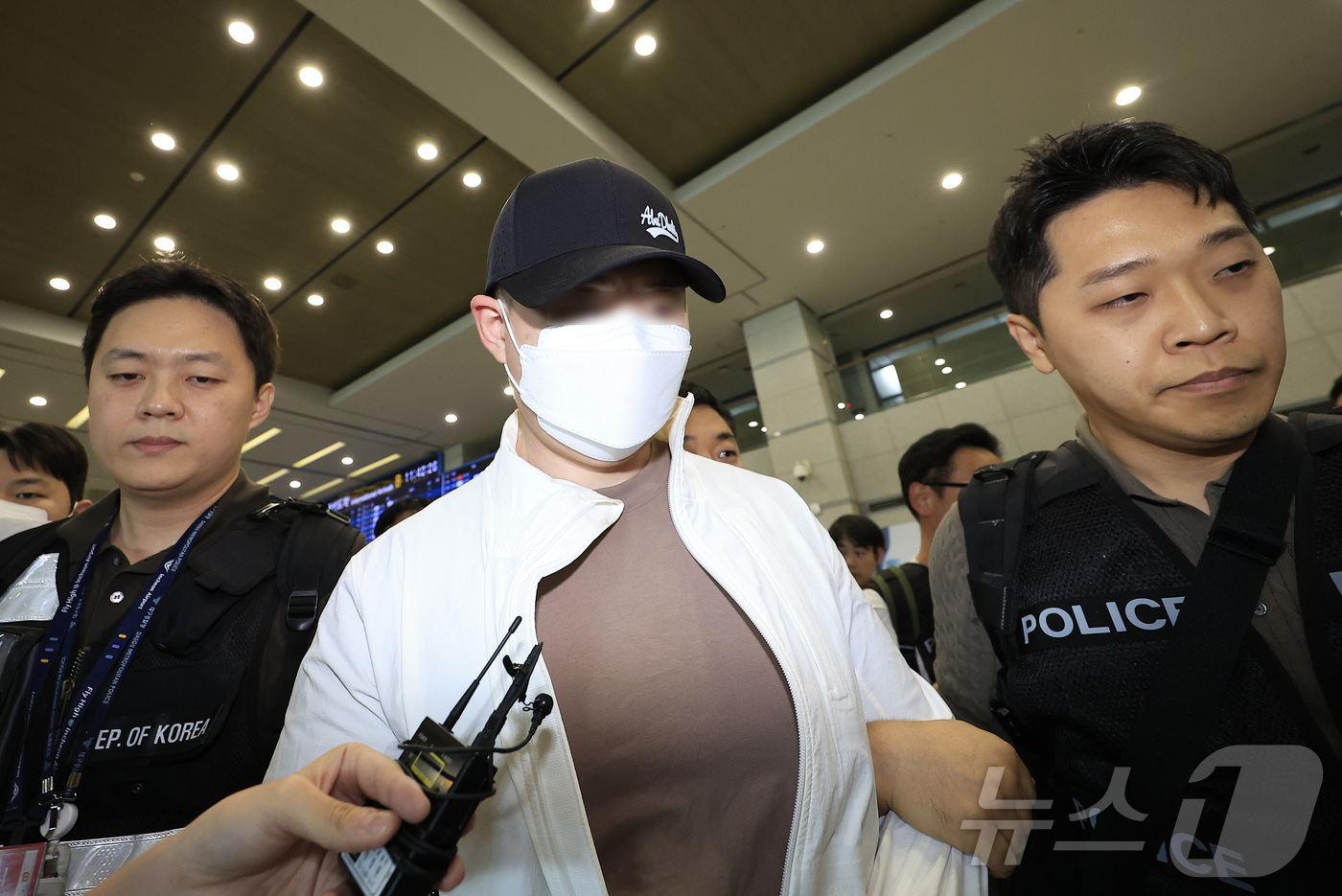 (인천공항=뉴스1) 박정호 기자 = 범죄단체를 조직해 총 5조 3,000억 원 규모의 불법 도박 사이트를 운영한 총책급 사범이 아랍에미리트(UAE)에서 검거돼 4일 오전 인천국제공 …