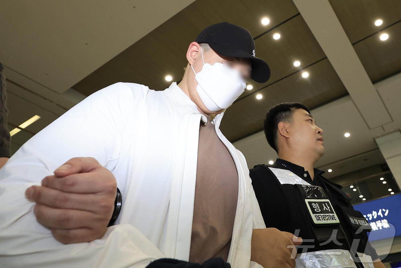 (인천공항=뉴스1) 박정호 기자 = 범죄단체를 조직해 총 5조 3,000억 원 규모의 불법 도박 사이트를 운영한 총책급 사범이 아랍에미리트(UAE)에서 검거돼 4일 오전 인천국제공 …