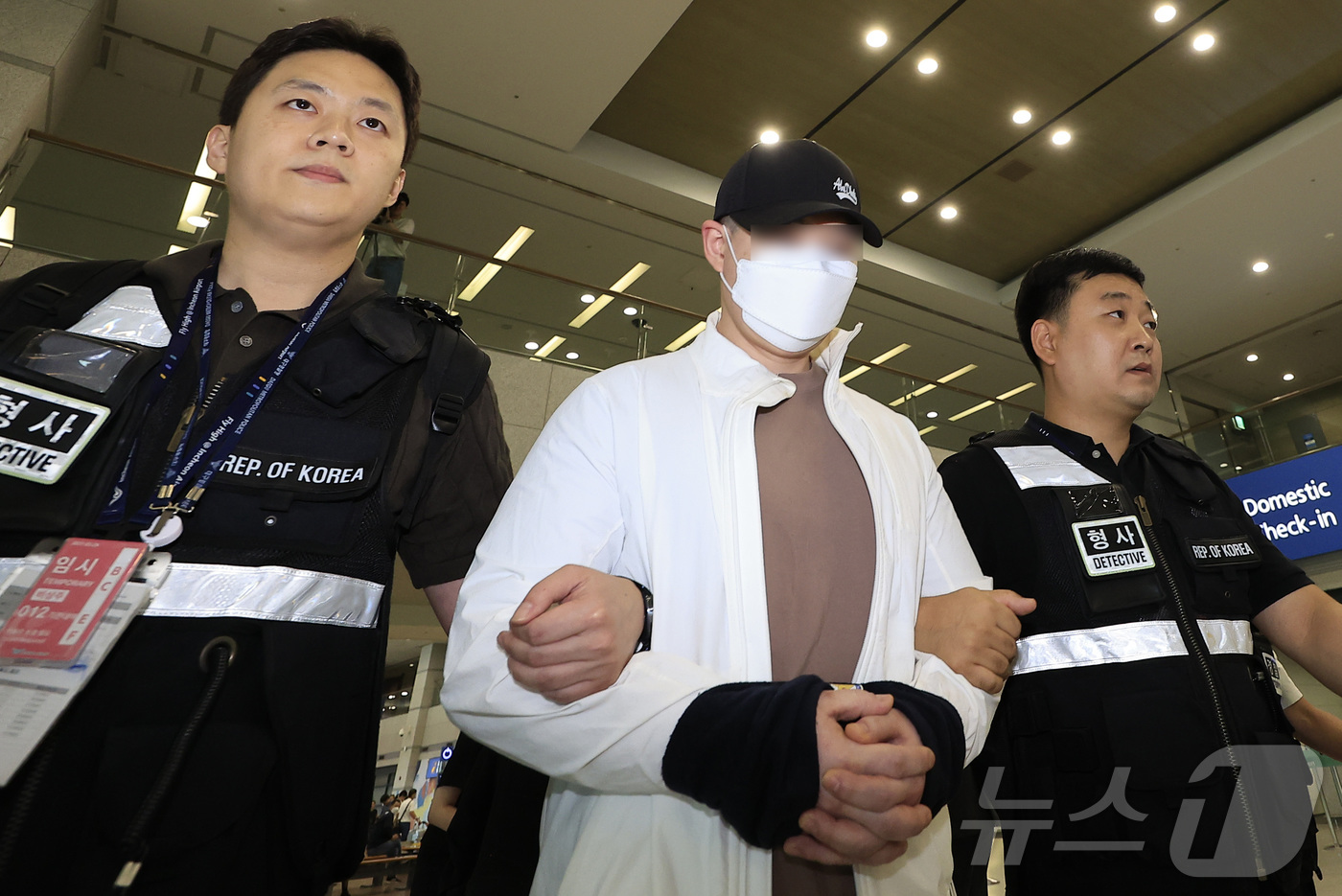 (인천공항=뉴스1) 박정호 기자 = 범죄단체를 조직해 총 5조 3,000억 원 규모의 불법 도박 사이트를 운영한 총책급 사범이 아랍에미리트(UAE)에서 검거돼 4일 오전 인천국제공 …