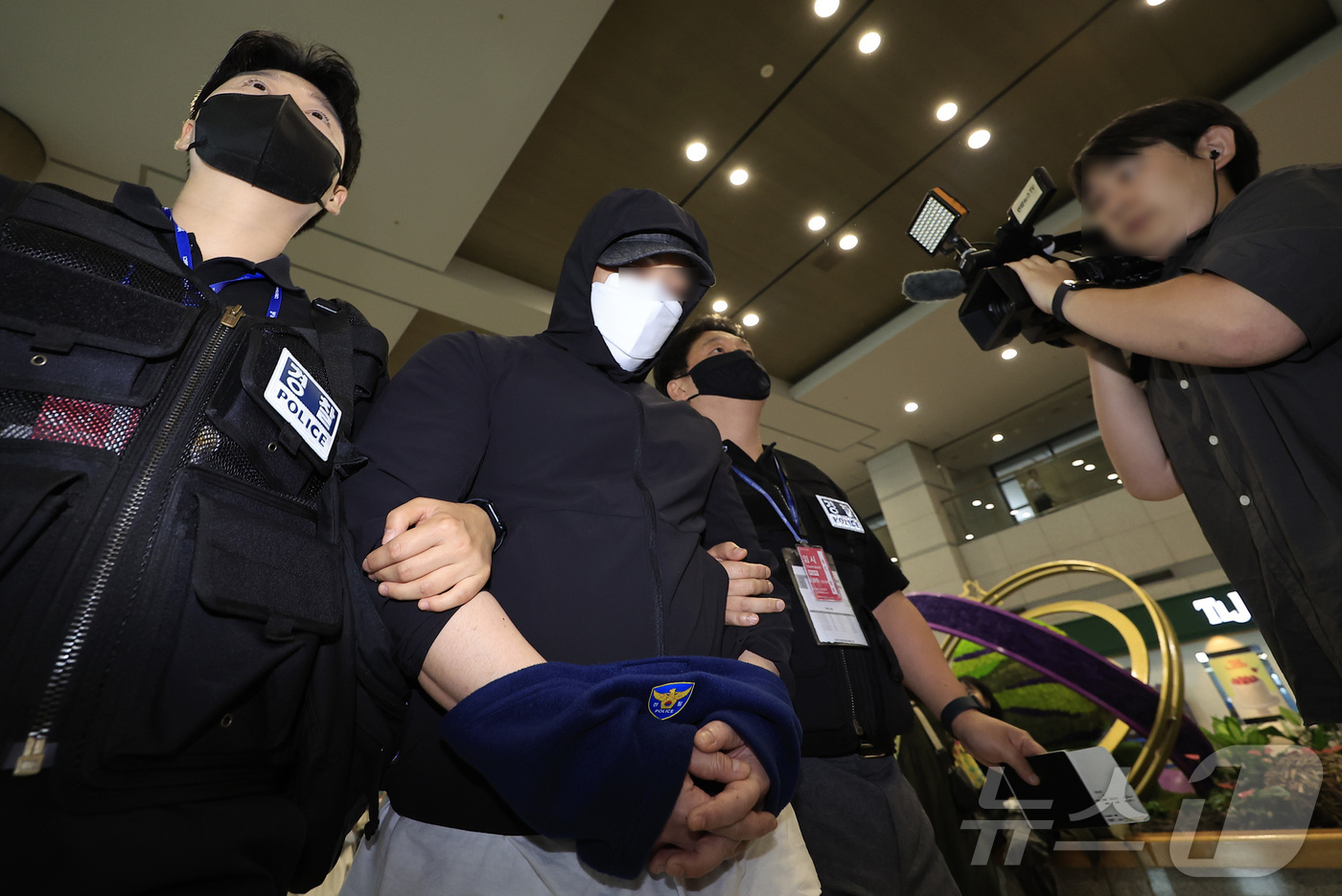 (인천공항=뉴스1) 박정호 기자 = 범죄단체를 조직해 총 5조 3,000억 원 규모의 불법 도박 사이트를 운영한 총책급 사범이 아랍에미리트(UAE)에서 검거돼 4일 오전 인천국제공 …
