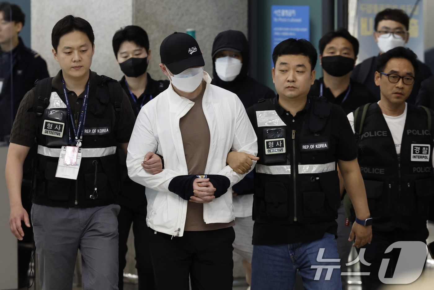 (인천공항=뉴스1) 박정호 기자 = 범죄단체를 조직해 총 5조 3,000억 원 규모의 불법 도박 사이트를 운영한 총책급 사범 2명이 아랍에미리트(UAE)에서 검거돼 4일 오전 인천 …
