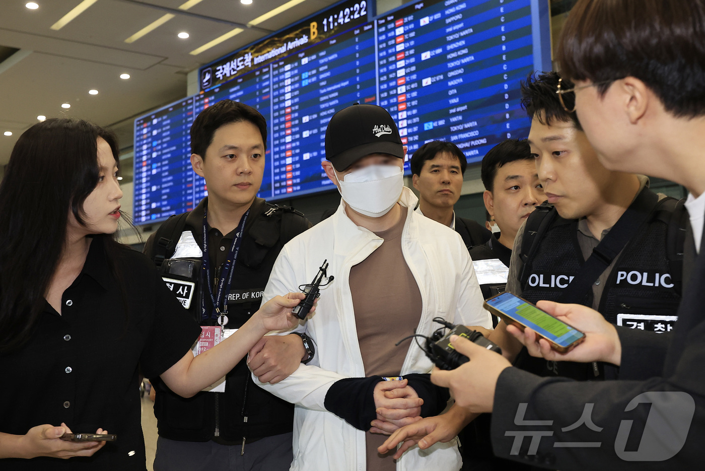 (인천공항=뉴스1) 박정호 기자 = 범죄단체를 조직해 총 5조 3,000억 원 규모의 불법 도박 사이트를 운영한 총책급 사범이 아랍에미리트(UAE)에서 검거돼 4일 오전 인천국제공 …