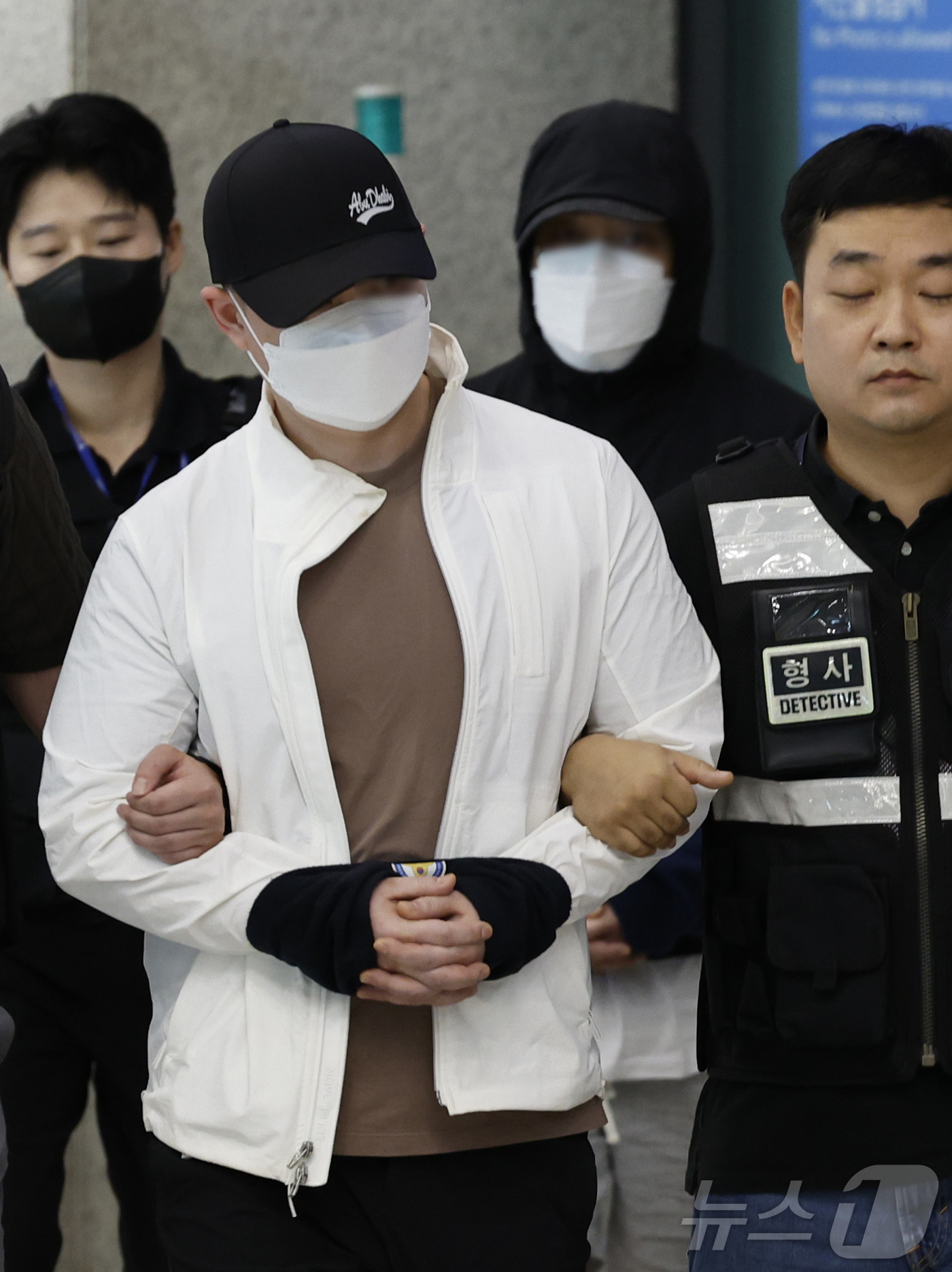 (인천공항=뉴스1) 박정호 기자 = 범죄단체를 조직해 총 5조 3,000억 원 규모의 불법 도박 사이트를 운영한 총책급 사범 2명이 아랍에미리트(UAE)에서 검거돼 4일 오전 인천 …