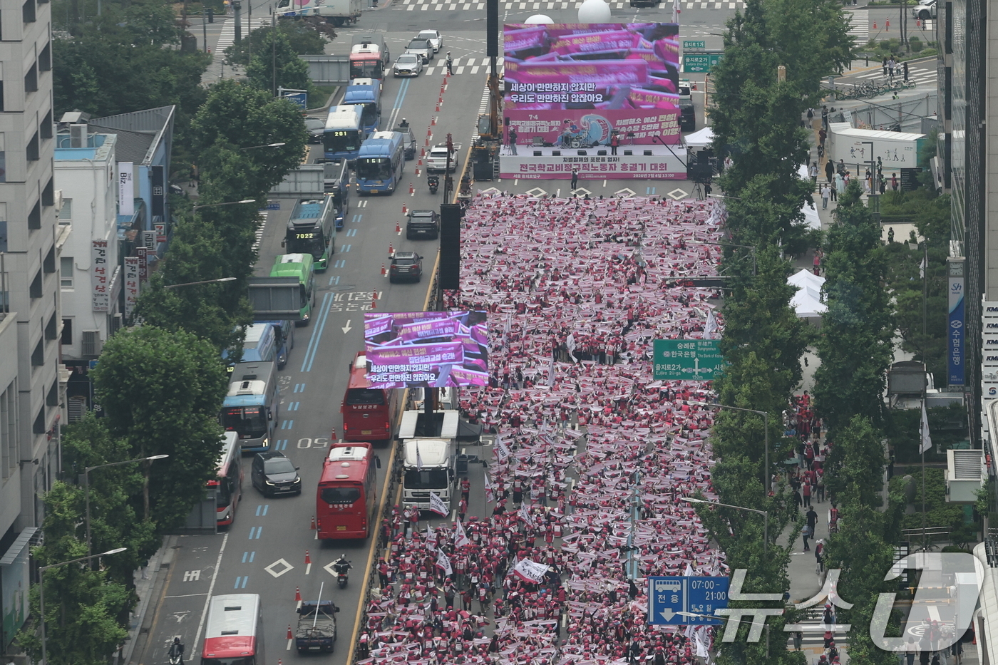 (서울=뉴스1) 구윤성 기자 = 전국학교비정규직노조 조합원들이 4일 오후 서울 중구 을지로입구 일대에서 총궐기대회를 열고 노동자 처우개선 등을 촉구하고 있다.  2026.7.4/뉴 …
