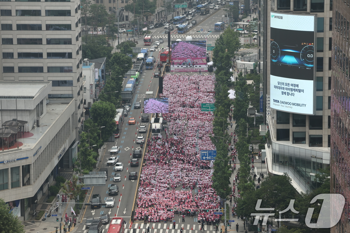 (서울=뉴스1) 구윤성 기자 = 전국학교비정규직노조 조합원들이 4일 오후 서울 중구 을지로입구 일대에서 총궐기대회를 열고 노동자 처우개선 등을 촉구하고 있다.  2026.7.4/뉴 …