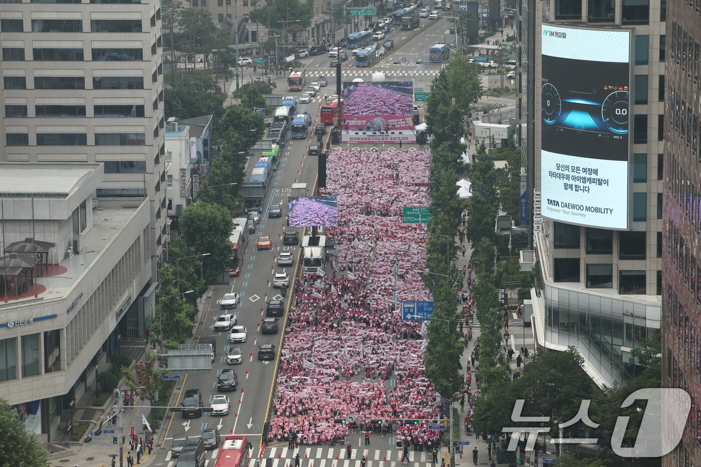본문 이미지 - 전국학교비정규직노조 조합원들이 4일 오후 서울 중구 을지로입구 일대에서 총궐기대회를 열고 노동자 처우개선 등을 촉구하고 있다. 2026.7.4 ⓒ 뉴스1 구윤성 기자