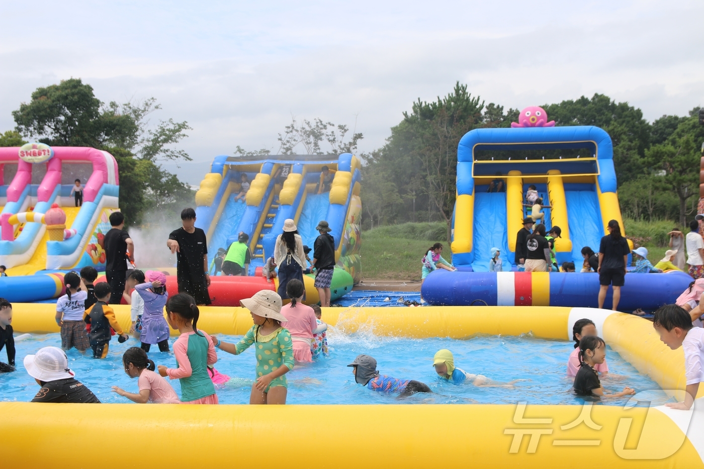 (제주=뉴스1) 홍수영 기자 = 제5회 강정마을 생태축제가 열린 4일 제주 서귀포시 강정체육공원을 찾은 아이들이 에어바운스에서 물놀이를 하고 있다. 2026.7.4/뉴스1
