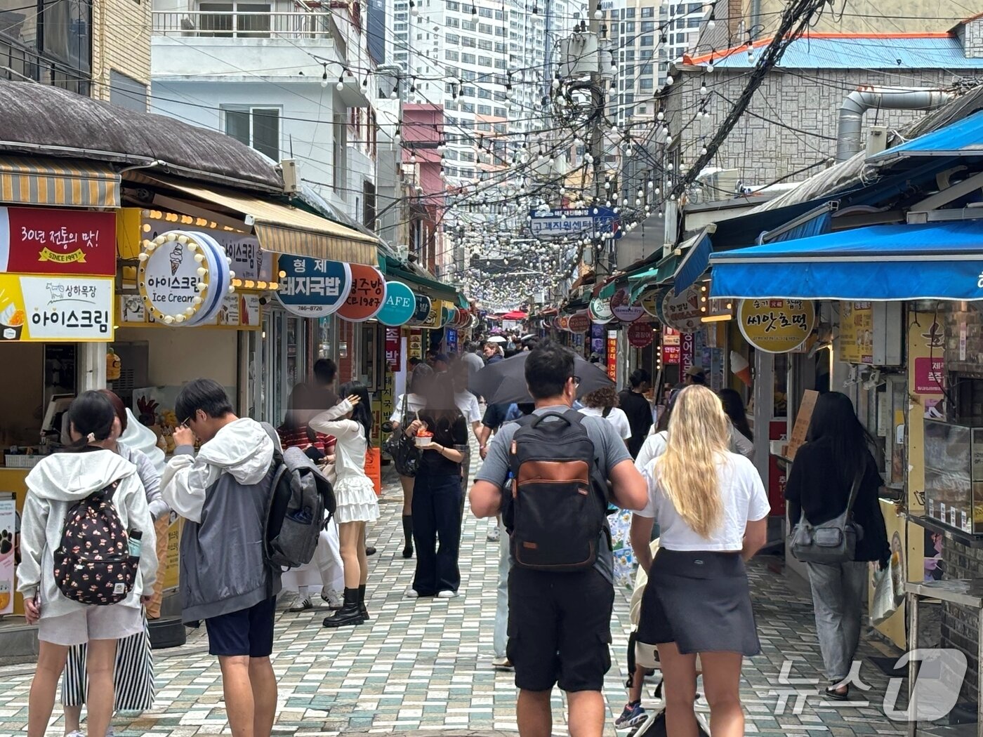 본문 이미지 - 해운대해수욕장과 인접한 해운대전통시장 모습. 2026.7.4 ⓒ 뉴스1 홍윤 기자