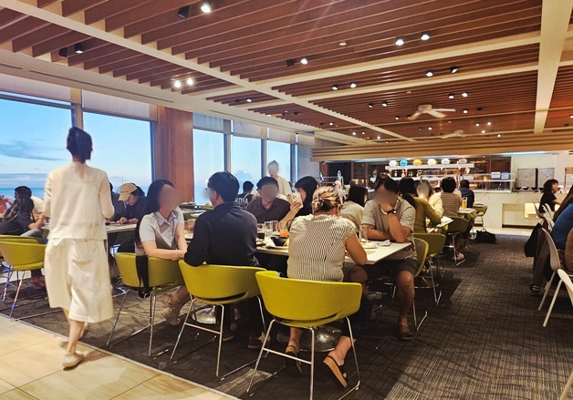 "몬스터버거부터 라세느 뷔페까지"…'괌 맛집'으로 뜬 롯데호텔