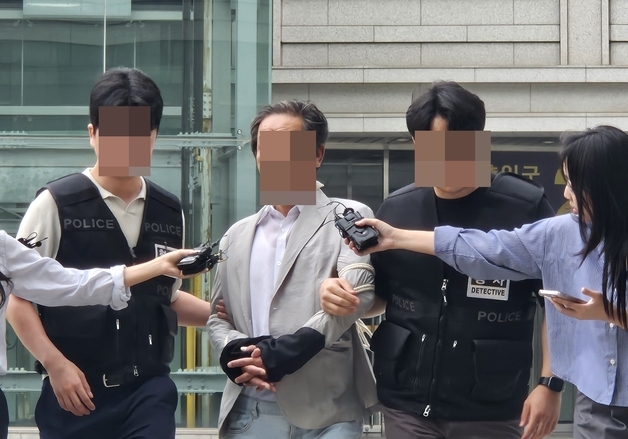 '잠실 개표소 경찰 폭행' 60대 남성 "억울함 분에 넘쳐…화장실 가려고 한 것"