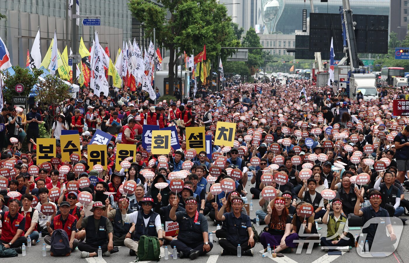 본문 이미지 - 민주노총과 한국노총 등 양대노총 공공부문 노동조합원들이 4일 오후 서울 중구 숭례문 앞 세종대로에서 열린 총력투쟁 결의대회에서 실질적인 노정교섭 실시와 공공일자리 확대 등을 촉구하며 구호를 외치고 있다. 2026.7.4 ⓒ 뉴스1 구윤성 기자