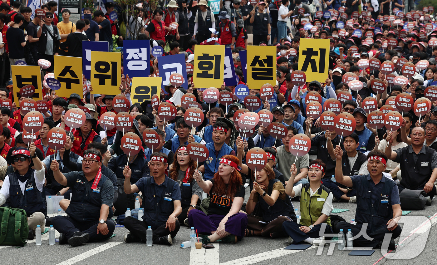 (서울=뉴스1) 구윤성 기자 = 민주노총과 한국노총 등 양대노총 공공부문 노동조합원들이 4일 오후 서울 중구 숭례문 앞 세종대로에서 열린 총력투쟁 결의대회에서 실질적인 노정교섭 실 …