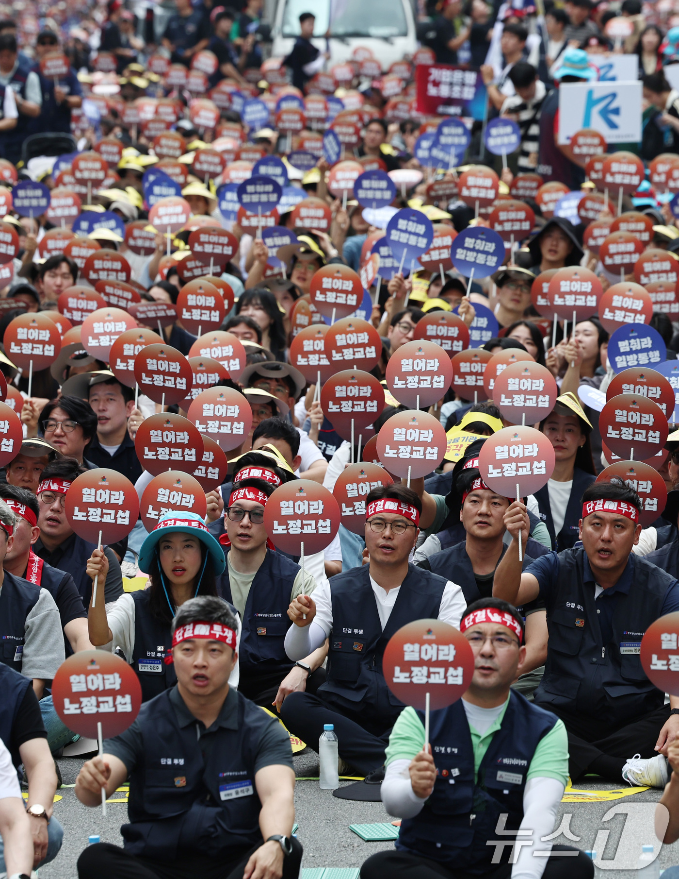 (서울=뉴스1) 구윤성 기자 = 민주노총과 한국노총 등 양대노총 공공부문 노동조합원들이 4일 오후 서울 중구 숭례문 앞 세종대로에서 열린 총력투쟁 결의대회에서 실질적인 노정교섭 실 …