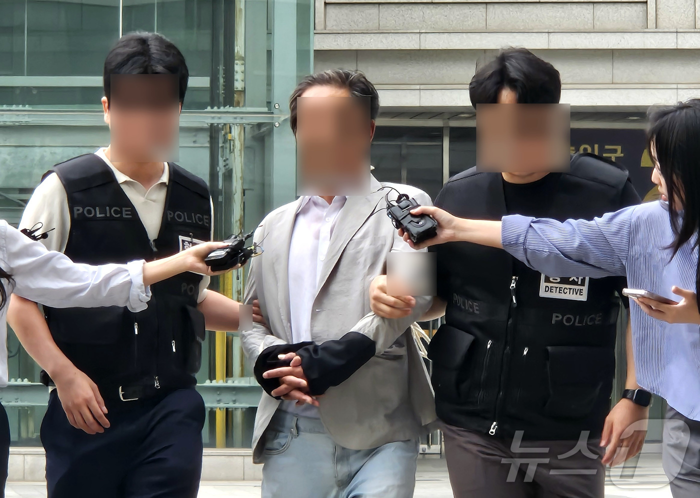 (서울=뉴스1) 유채연 기자 = 지난 2일 국정조사특별위원회 위원들의 현장조사를 방해하며 경찰관을 밀치는 등 폭력을 행사한 혐의로 현행범 체포된 A 씨가 4일 오후 서울 송파구 서 …