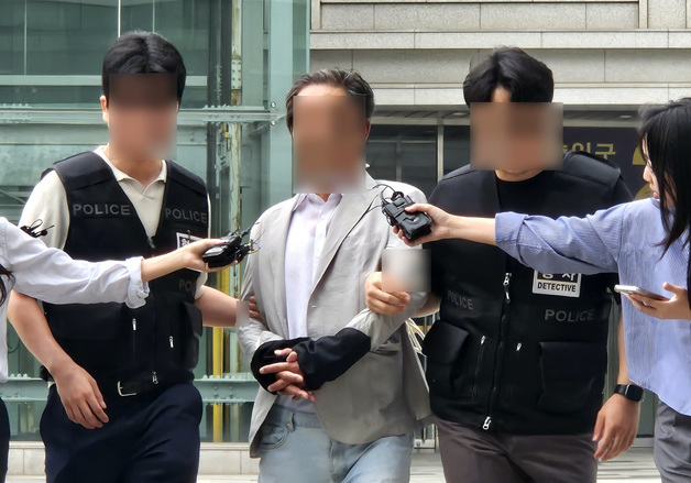 '잠실 개표소 경찰 폭행' 60대 남성 구속 갈림길