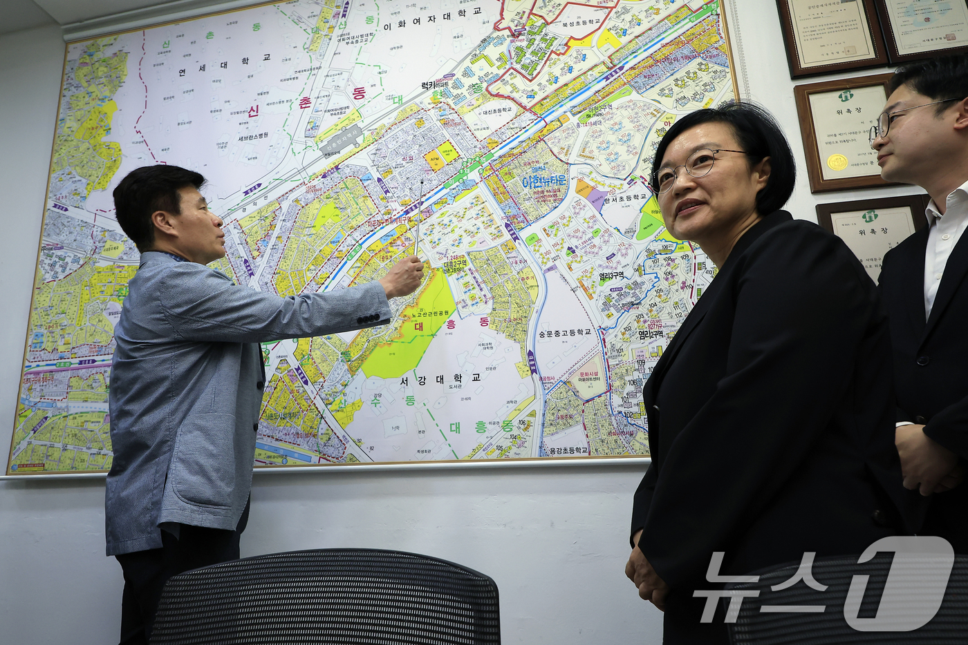 (서울=뉴스1) 박정호 기자 = 한성숙 국무총리가 4일 오후 서울시 서대문구 신촌 대학가 원룸 밀집지역 내 부동산을 방문해 이선용 공인중개사에게 관내 지역도를 이용한 원룸촌 등에 …