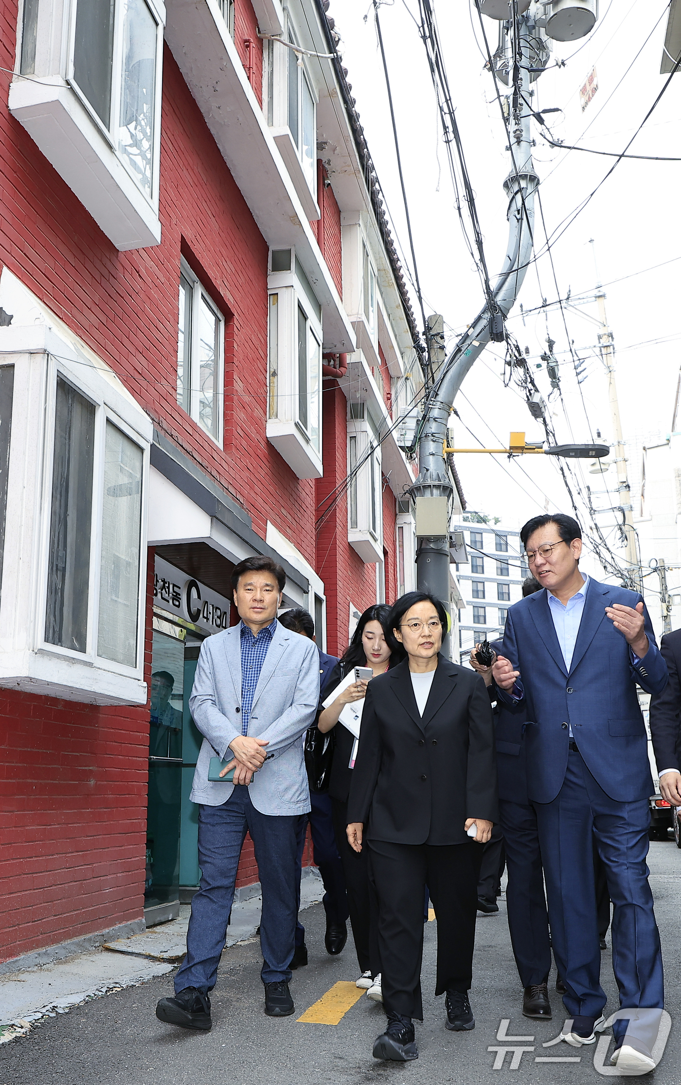 (서울=뉴스1) 박정호 기자 = 한성숙 국무총리가 4일 오후 서울시 서대문구 신촌 대학가 원룸 밀집지역을 둘러보고 있다.  2026.7.4/뉴스1