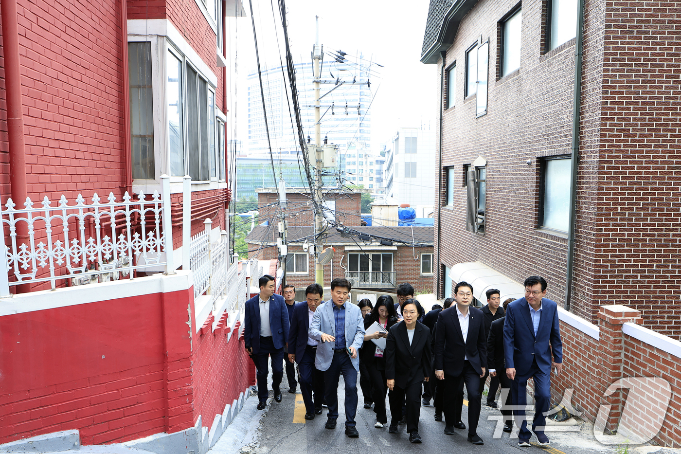 (서울=뉴스1) 박정호 기자 = 한성숙 국무총리가 4일 오후 서울시 서대문구 신촌 대학가 원룸 밀집지역을 둘러보고 있다.  2026.7.4/뉴스1