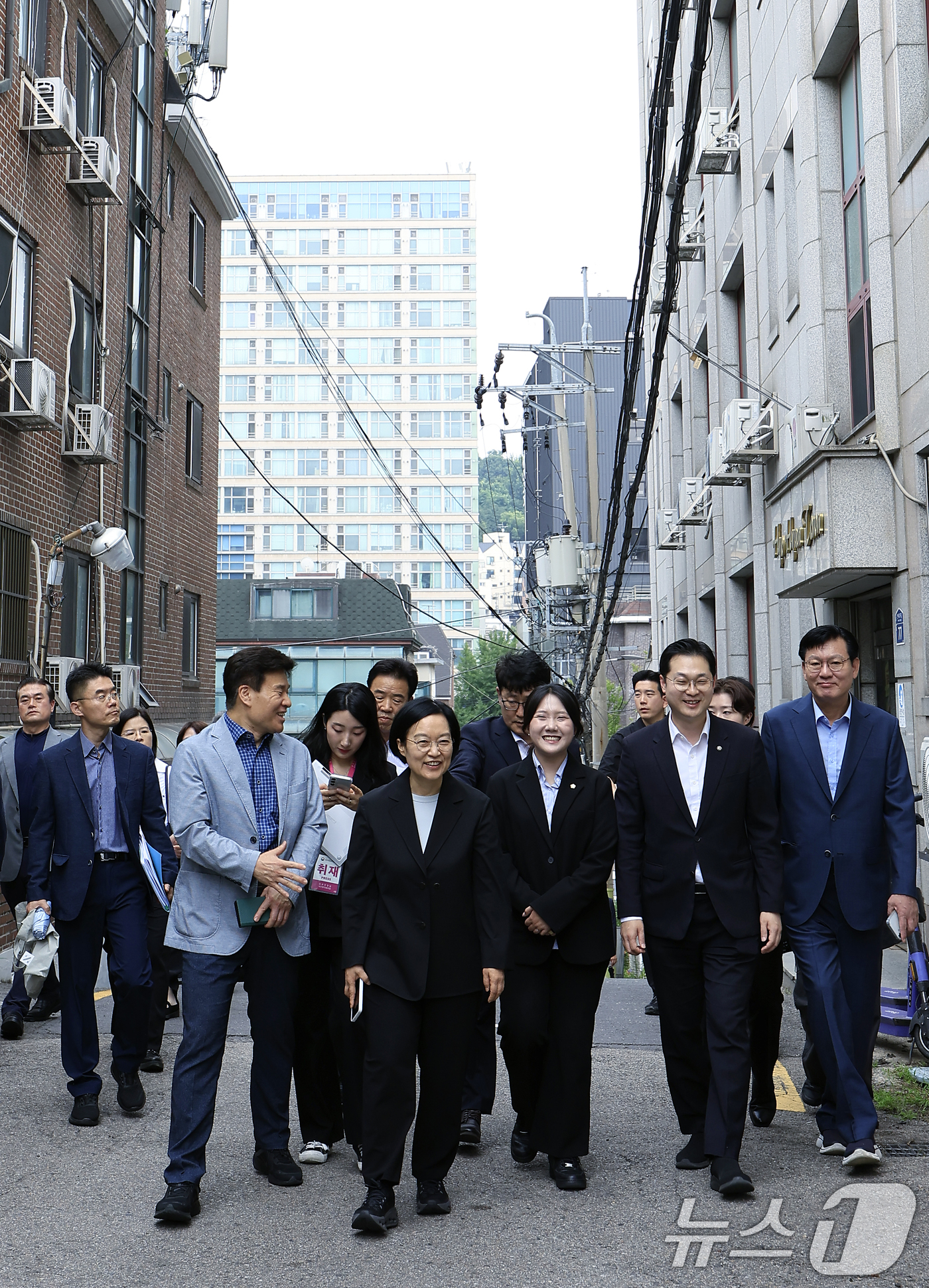 (서울=뉴스1) 박정호 기자 = 한성숙 국무총리가 4일 오후 서울시 서대문구 신촌 대학가 원룸 밀집지역을 둘러보고 있다.  2026.7.4/뉴스1