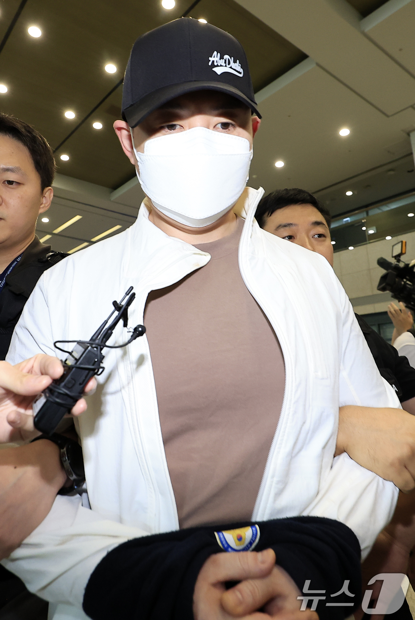 (인천공항=뉴스1) 박정호 기자 = 범죄단체를 조직해 총 5조 3,000억 원 규모의 불법 도박 사이트를 운영한 총책급 사범 2명이 아랍에미리트(UAE)에서 검거돼 4일 오전 인천 …