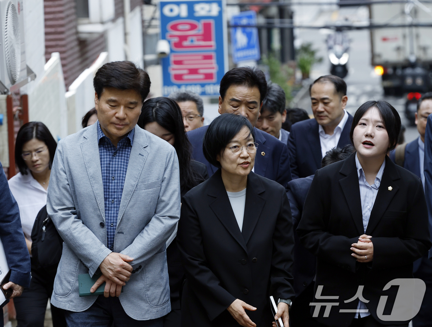 (서울=뉴스1) 박정호 기자 = 한성숙 국무총리가 4일 오후 서울시 서대문구 신촌 대학가 원룸 밀집지역을 둘러보고 있다. 2026.7.4/뉴스1