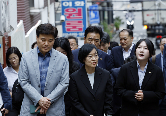 대학가 원룸 밀집지역 둘러보는 한성숙 국무총리