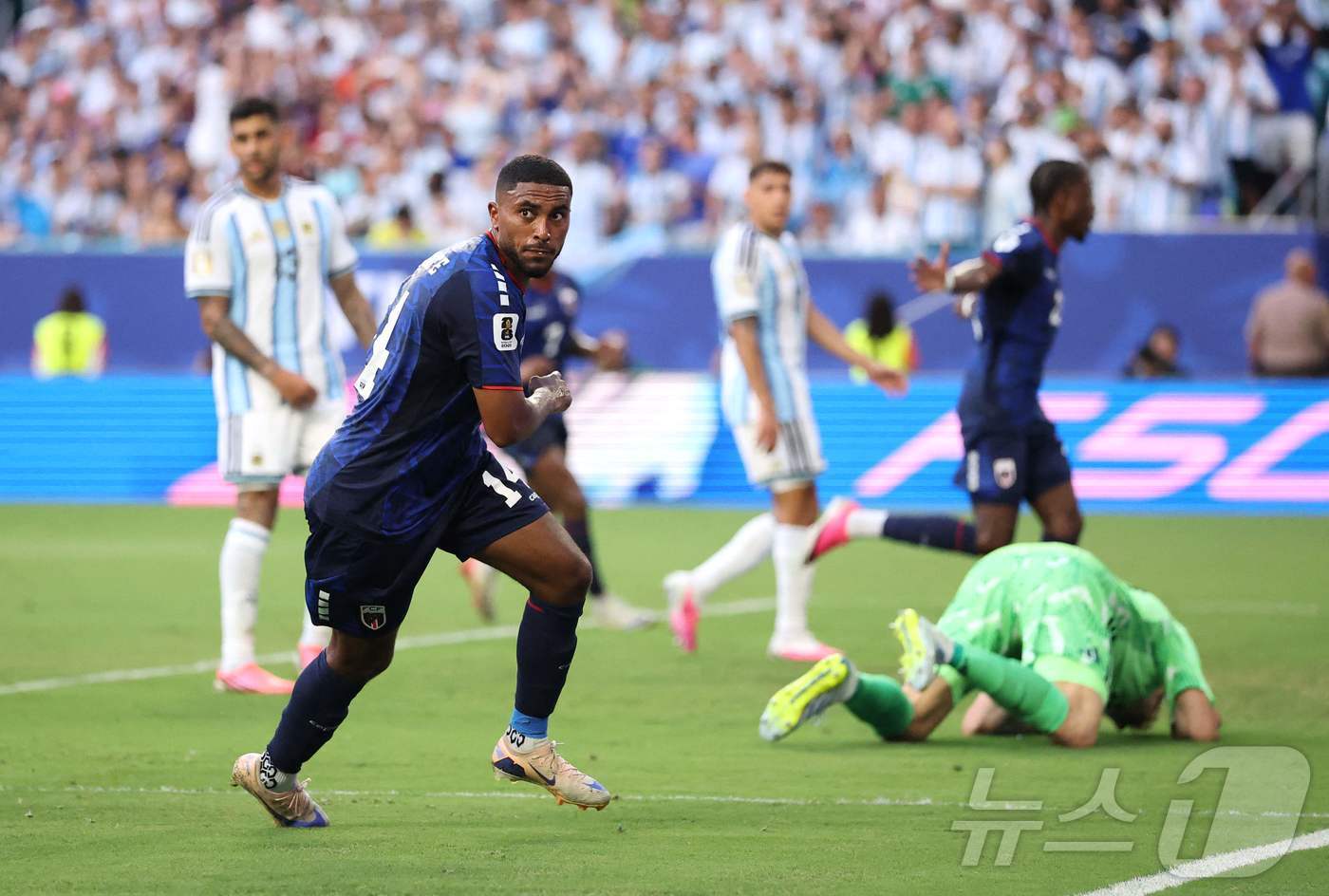 본문 이미지 - 카보베르데는 4일(한국시간) 열린 2026 FIFA 북중미 월드컵 32강에서 아르헨티나와 명승부를 펼친 끝에 2-3으로 석패했다. ⓒ AFP=뉴스1