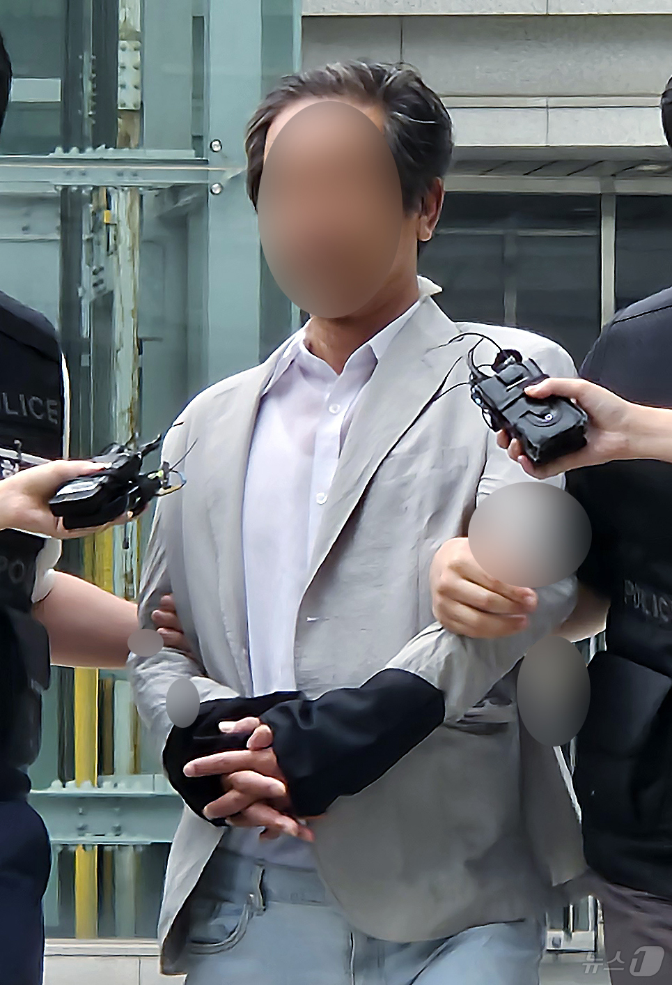 (서울=뉴스1) 유채연 기자 = 지난 2일 국정조사특별위원회 위원들의 현장조사를 방해하며 경찰관을 밀치는 등 폭력을 행사한 혐의로 현행범 체포된 A 씨가 4일 오후 서울 송파구 서 …