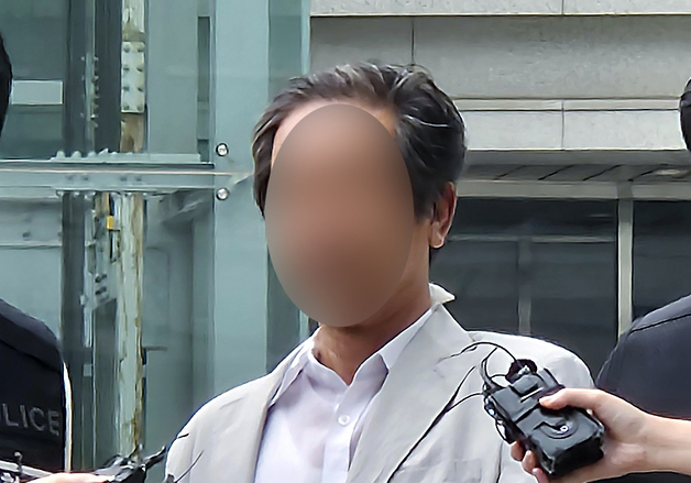 '잠실 개표소 경찰 폭행' 60대 남성 구속 갈림길