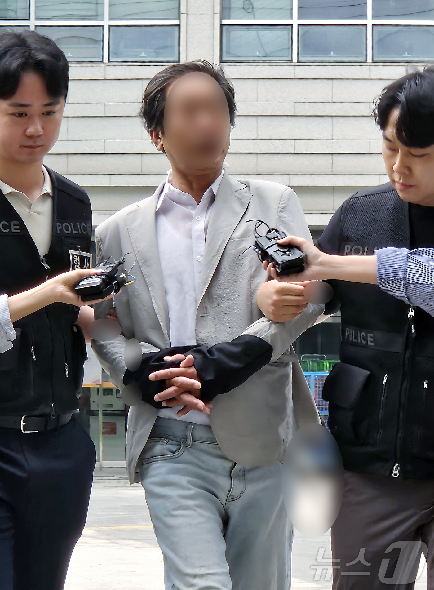(서울=뉴스1) 유채연 기자 = 지난 2일 국정조사특별위원회 위원들의 현장조사를 방해하며 경찰관을 밀치는 등 폭력을 행사한 혐의로 현행범 체포된 A 씨가 4일 오후 서울 송파구 서 …