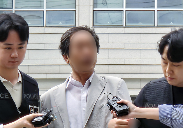 '잠실 개표소 경찰 폭행' 60대 남성 구속 갈림길