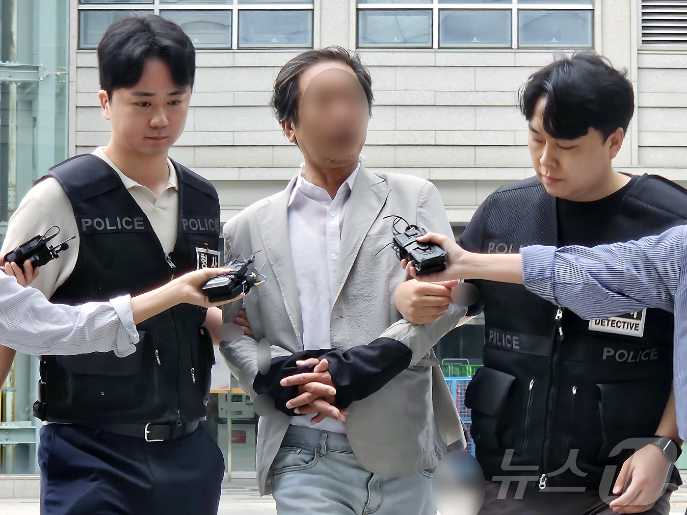 (서울=뉴스1) 유채연 기자 = 지난 2일 국정조사특별위원회 위원들의 현장조사를 방해하며 경찰관을 밀치는 등 폭력을 행사한 혐의로 현행범 체포된 A 씨가 4일 오후 서울 송파구 서 …